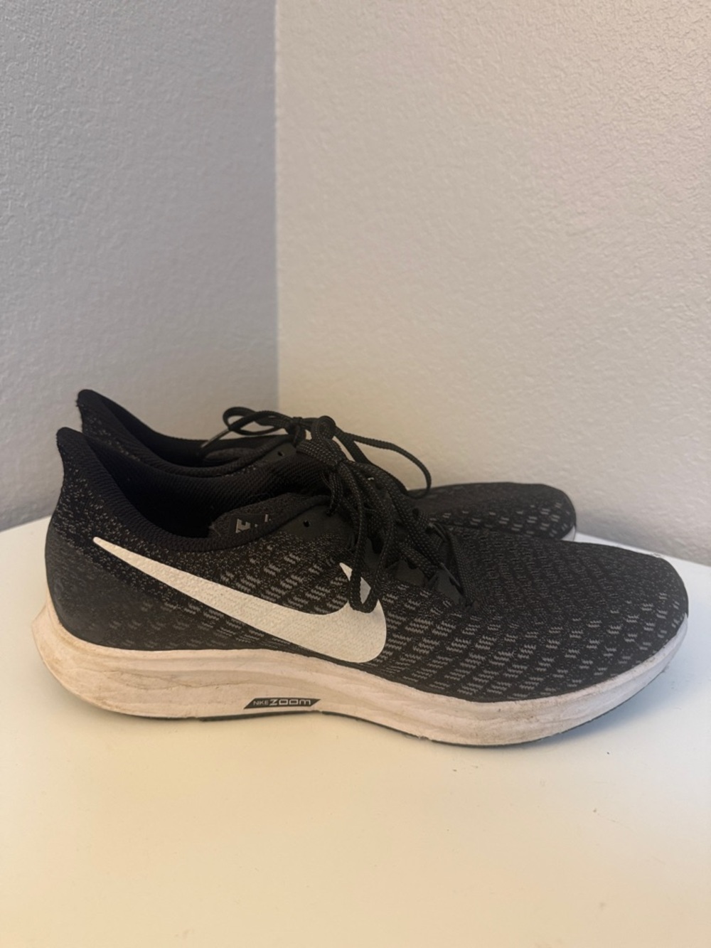 MENS Nike Black Running Sneakers with White Swoosh - Picture 1 of 6